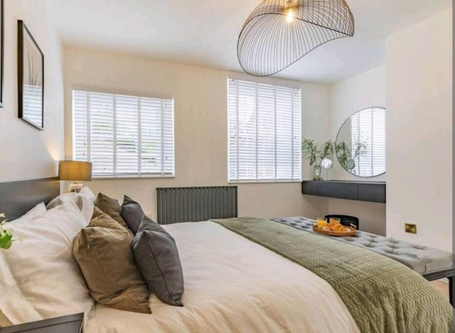 St Marg'S Hideaway; Grade II Listed Luxury Apartment In The Heart Of Cheltenham - Gateway To The Cotswolds! Sleeps 4 - Outdoor Seating And Free Private Parking! Exterior foto